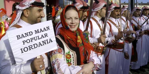 Colindătorii s-au înghesuit să se pozeze alături de arabi