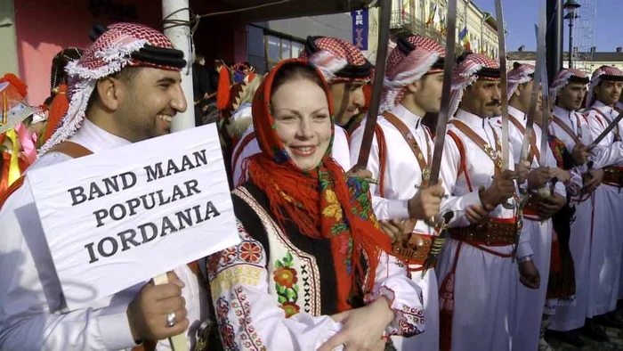 Colindătorii s-au înghesuit să se pozeze alături de arabi