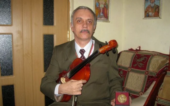 
    Profesorul Ștefan Lupu (59 de ani) predă la Liceul de Artă „Hariclea Darclee” din Brăilafoto: Adevărul  