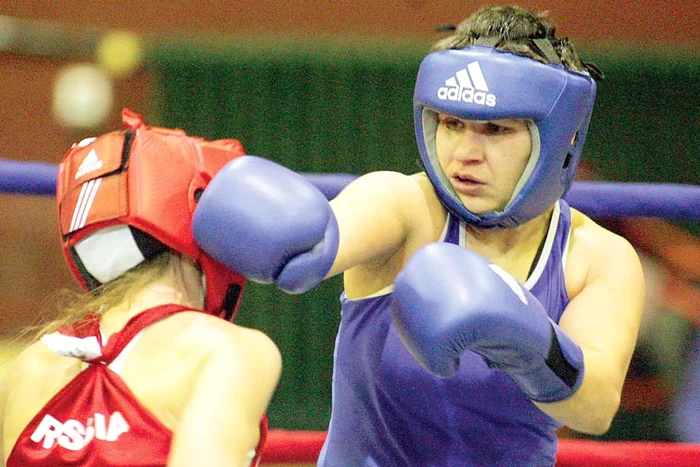 
    Favorita categoriei  48 kg, Steluţa Duţă,  în acţiune (FOTO: Mediafax)  