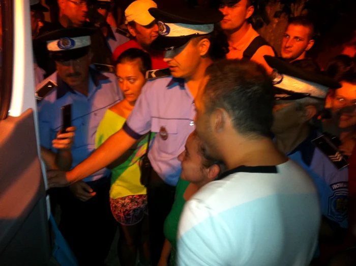 La plecare, artistul a avut nevoie de bodyguarzi pentru a ieşi din mulţime