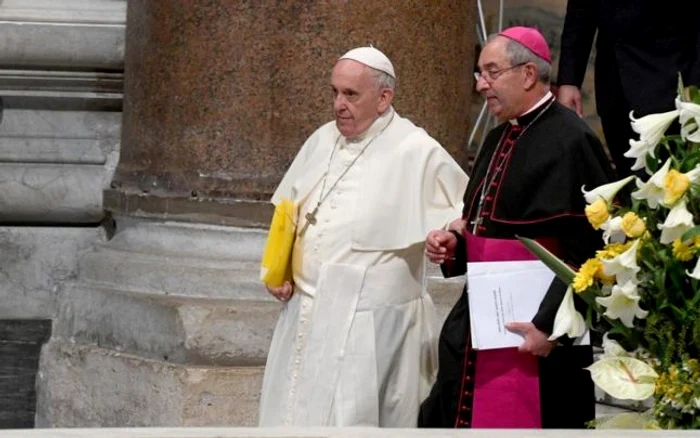 Cardinalul Angelo de Donatis împreună cu Papa Francisc la o biserică din Roma FOTO EPA-EFE