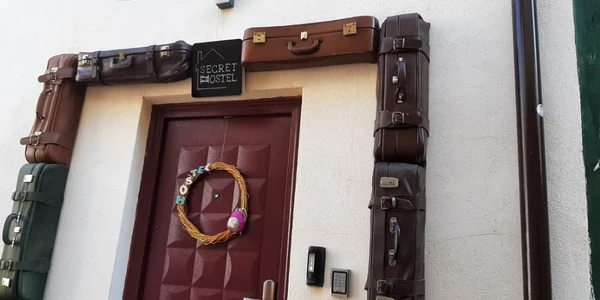 Geamantanele din peretele unui hostel FOTO Ioan Buciumar