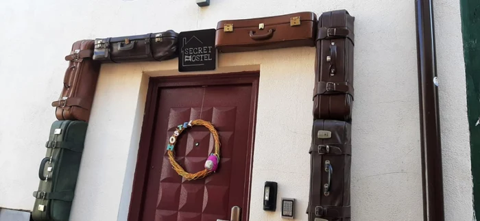 Geamantanele din peretele unui hostel FOTO Ioan Buciumar