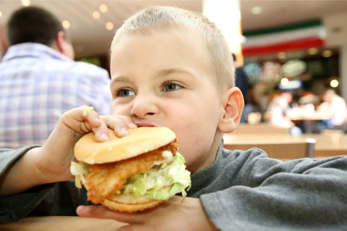 
    Copiii sunt afectaţi de consumul de mâncare de tip fast-food într-un mod periculos. (Foto arhivă)  