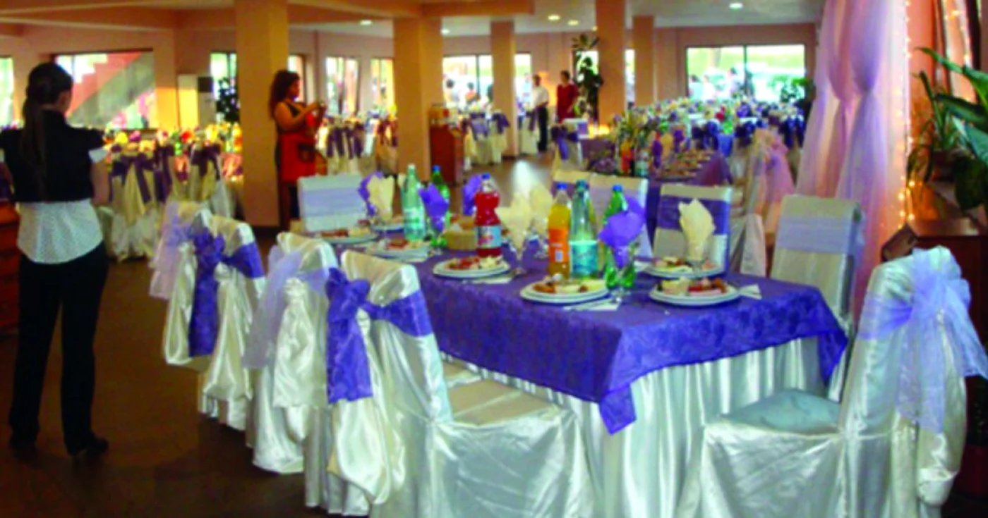 Patronii de restaurante promit aranjamente şi meniuri speciale