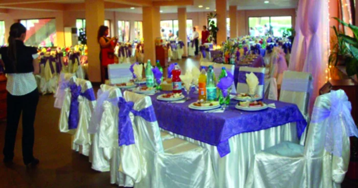 Patronii de restaurante promit aranjamente şi meniuri speciale