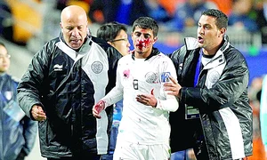 Încăierarea generală a  pornit din minutul ‘80 al   meciului din Coreea de Sud (fotografii: Reuters) jpeg