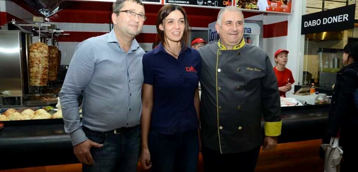 Dan Paştiu (stânga), proprietarul francizei Dabo Doner FOTO Arhivă personală
