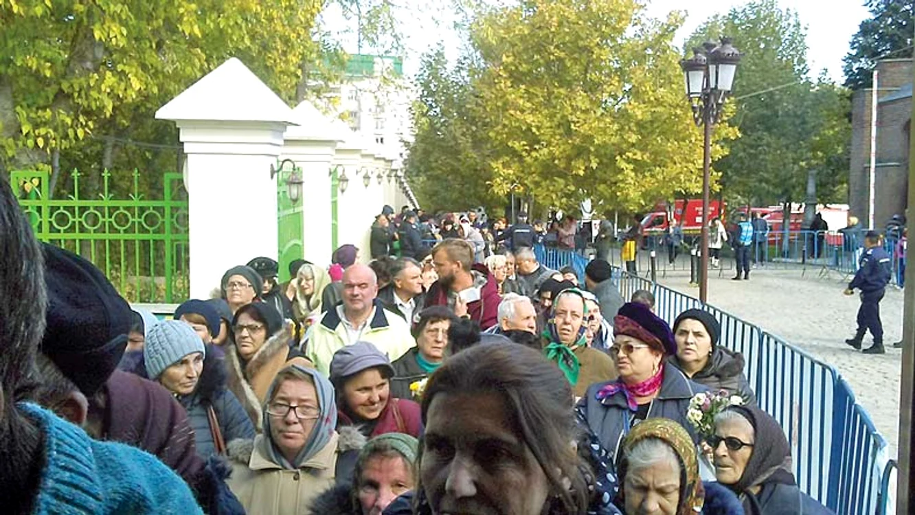 Coada cobora Dealul Patriarhiei şi avea capătul undeva pe Bd. Regina Maria