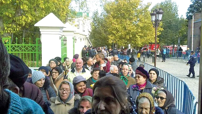 Coada cobora Dealul Patriarhiei şi avea capătul undeva pe Bd. Regina Maria