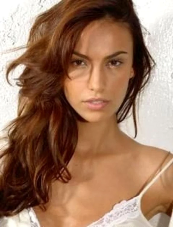 Mădălina Ghenea avea o imagine diferită înainte să cucerească lumea