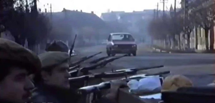 Soldaţi şi civili înarmaţi la Aiud în decembrie 1989
