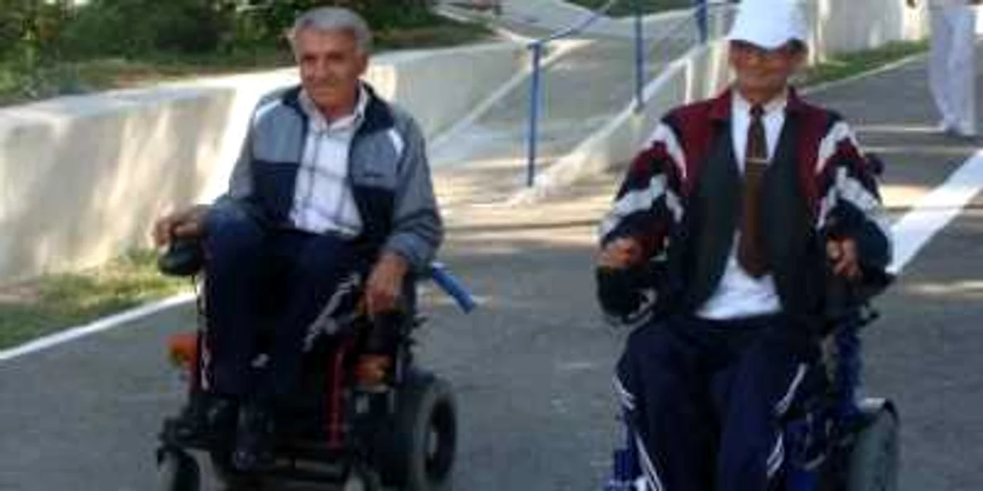  Persoanele cu handicap sunt afectate de lipsa banilor ( Foto arhivă )
