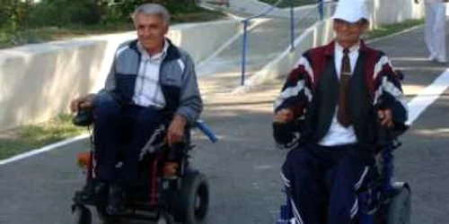  Persoanele cu handicap sunt afectate de lipsa banilor ( Foto arhivă )