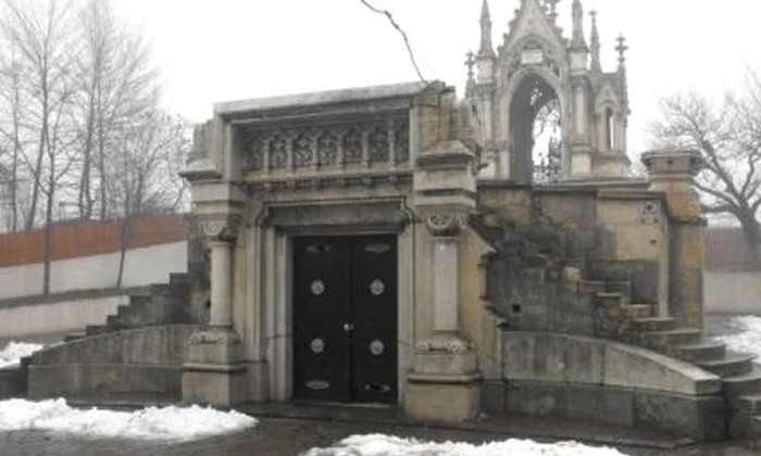 Salvaţi istoria Galaţiului! Cavoul doctorului Aristide Serfioti, bijuterie cioplită în piatră jpeg