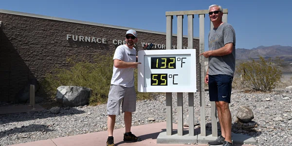 Turisti se fotografiaza cu termometrul din Parcul National Death Valley FOTO AFP jpg
