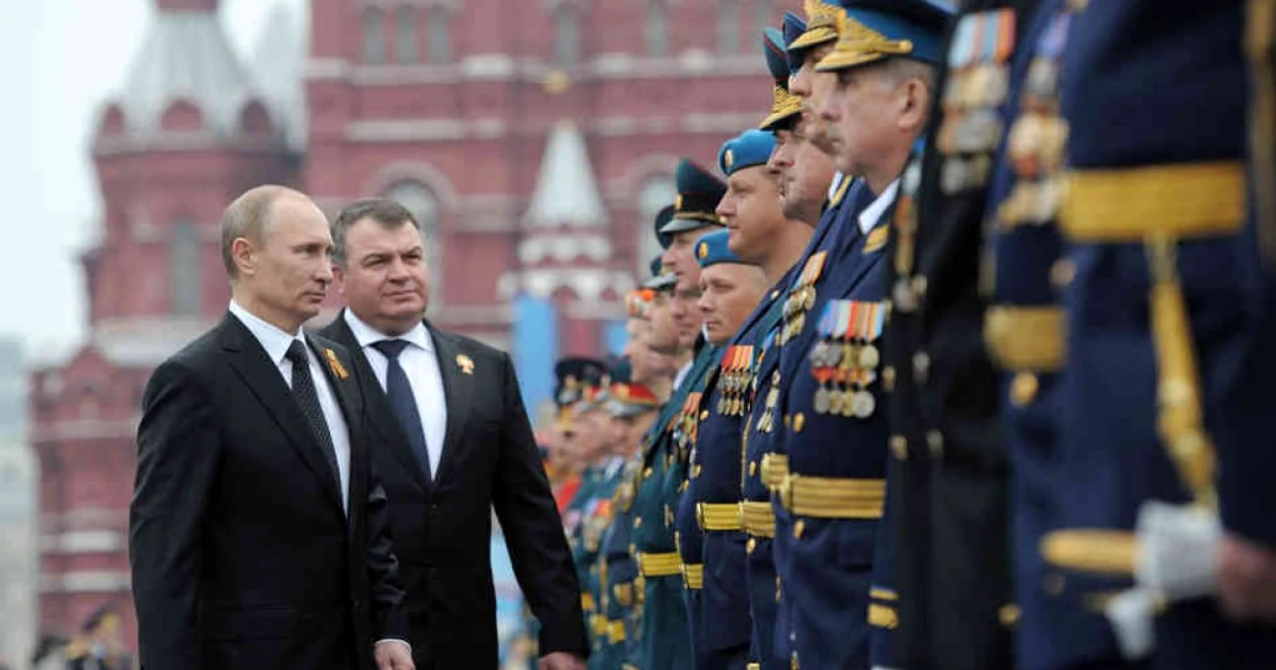 Vladimir Putin inspectează corpul de generali ruşi