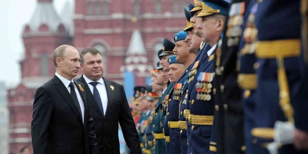 Vladimir Putin inspectează corpul de generali ruşi