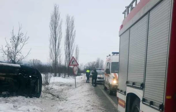 Microbuzul s-a răsturnat, miercuri dimineața, în afara părții carosabile FOTO ISU Hunedoara