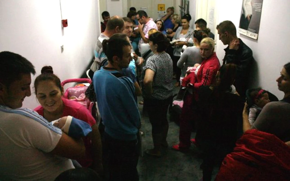 
    Părinții au stat cu copiii la coadă pentru ca micuții să fie vaccinați (foto: adevarul.ro)  
