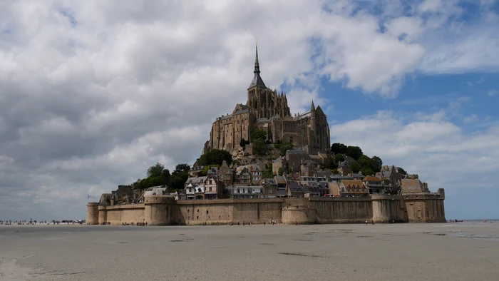 Mont-Saint-Michel este un simbol al Franței, vizitat anual de mii de turiști / Foto: Pixabay