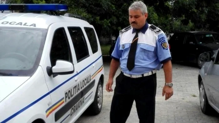 Poliţistul locala  fost târât 40 de metri de un şofer supărat