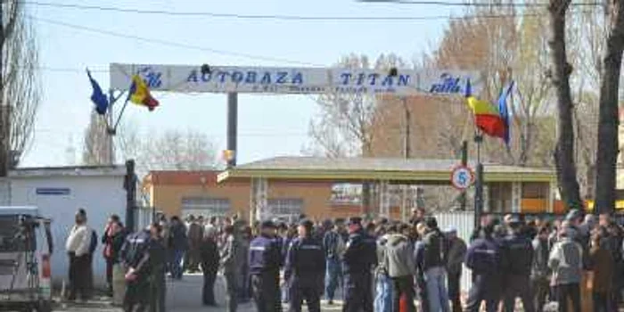 Angajaţii RATB au protestat la Autobaza Titan