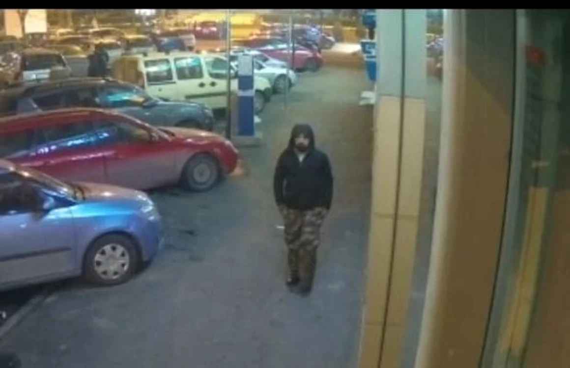 Băărbatul din imagine este principalul suspect al jafului de la bijuteria din Ploieşti Poliţia îl caută