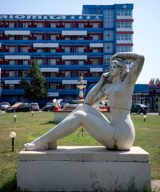 Statuia  din fața Hotelului Ialomita 
