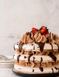 Tort cu foi de bezea si crema de ciocolata  Sursa foto shutterstock 1093392878 jpg