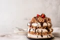 Tort cu foi de bezea si crema de ciocolata  Sursa foto shutterstock 1093392878 jpg