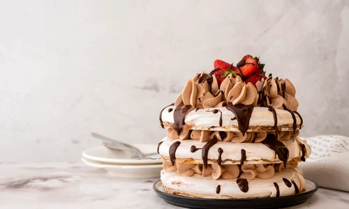 Tort cu foi de bezea si crema de ciocolata  Sursa foto shutterstock 1093392878 jpg