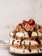 Tort cu foi de bezea si crema de ciocolata  Sursa foto shutterstock 1093392878 jpg