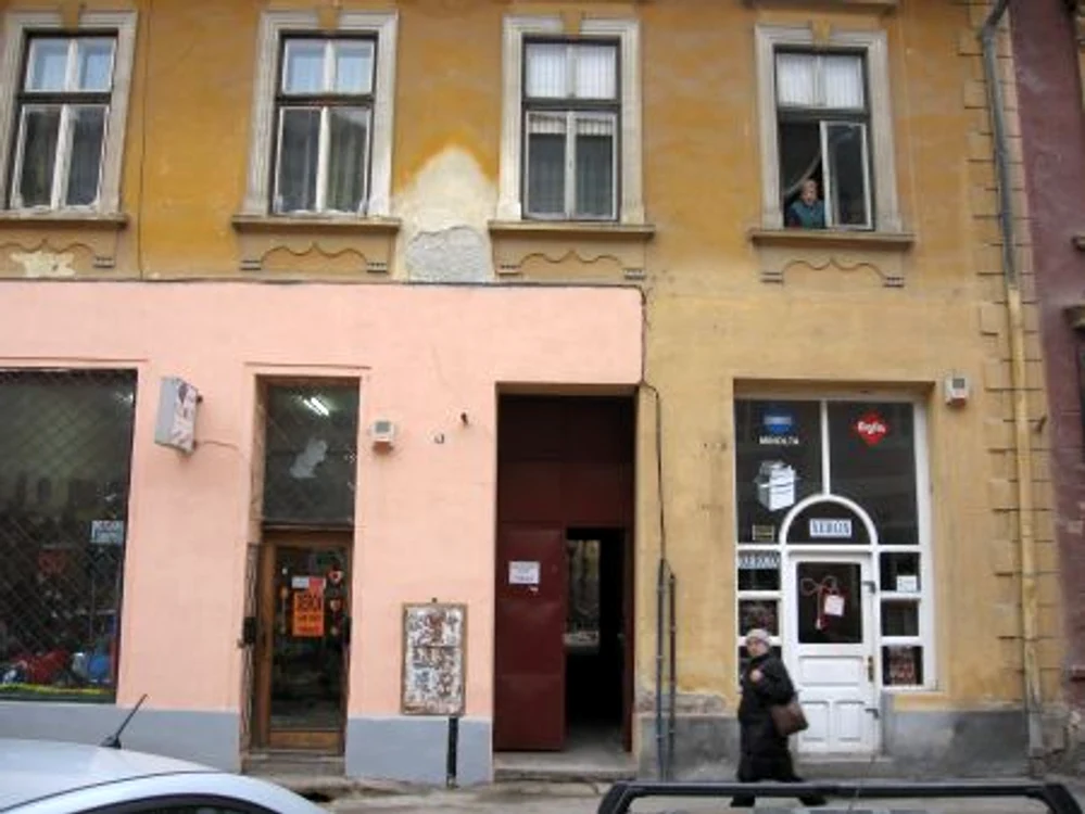 Zidul a căzut aproape de miezul nopţii de miercuri spre joi