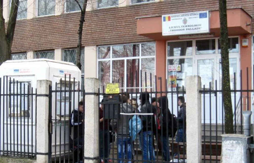 Miros puternic de gaz într-un liceu din București. Elevii și profesorii, evacuați de urgență