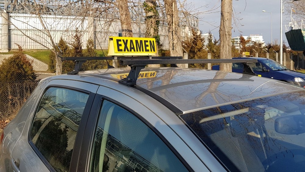 Accident la examenul auto din Ploiești. O femeie aflată la a treia încercare de a-şi lua carnetul a lovit o maşină şi un instructor auto în doar câteva secunde