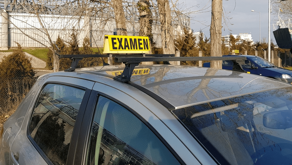Tânără de 18 ani cercetată de DGA după ce a încercat să dea șpagă unui polițist examinator pentru a obține permis de conducere