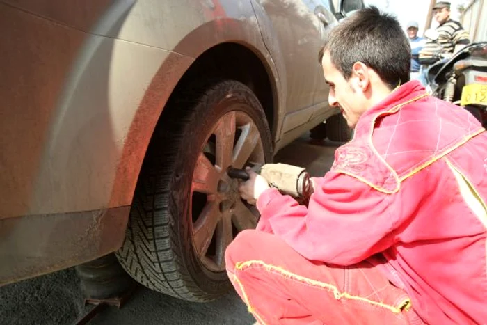 Anvelopele de iarnă se schimbă cu cele de vară când temperatura exterioară depăşeşte 7 grade Celsius