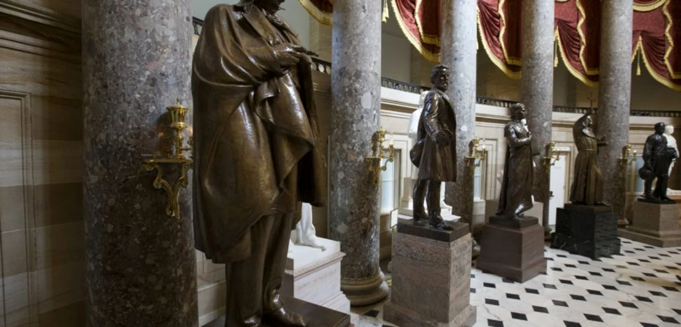 Ppreşedinta Camerei Reprezentanţilor, Nancy Pelosi, a cerut Congresului să adopte imediat măsuri pentru a elimina din Capitoliul 11 statui reprezentând lideri şi soldaţi ai forţelor confederate din perioada războiului civil