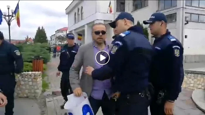 Protestatarii au fost ţinuţi o oră şi jumătate în sediul Poliţiei Topoloveni FOTO: captură Rezistenţa TV