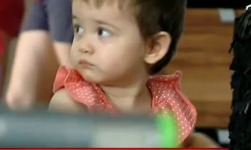 Micuţa Kim seamănă leit cu frumoasa ei mămică (captură: Pro TV) jpeg