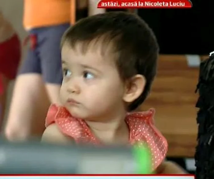 Micuţa Kim seamănă leit cu frumoasa ei mămică (captură: Pro TV)