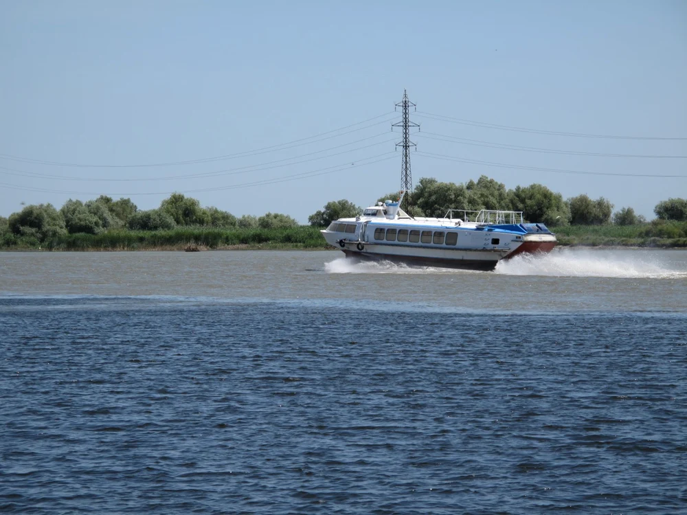Nava de pasageri „Diana” străbate porţiunea maronie a canalului navigabil Tulcea-Sulina    FOTO Alin Paicu