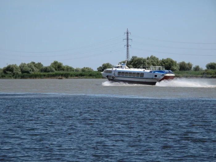Nava de pasageri „Diana” străbate porţiunea maronie a canalului navigabil Tulcea-Sulina FOTO Alin Paicu