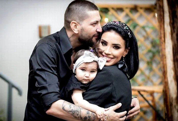 
    Adelina Pestriţu, soţul ei Virgil Şteblea şi fetiţa lor Zenaida- MariaFoto: arhivă personală  