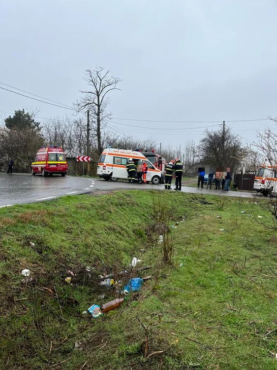 Mai multe echipaje au intervenit la locul accidentului. Sursa foto: ISU Călărași
