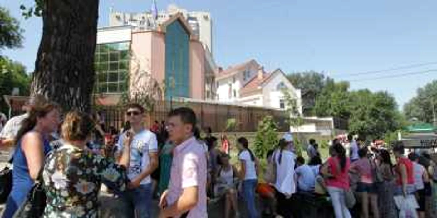 Aglomeraţie la Consulatul României, pentru admiterea la studii peste Prut. Foto: Tudor Iovu