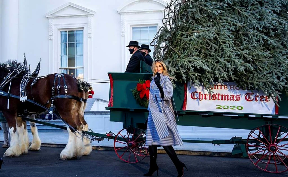 
    Melania Trump a purtat un palton Balenciaga la sosirea bradului de Crăciun  