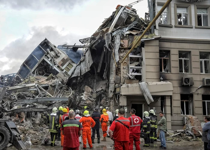 O clădire administrativă a fost parțial distrusă în urma atacurilor din noaptea de joi FOTO via Sky